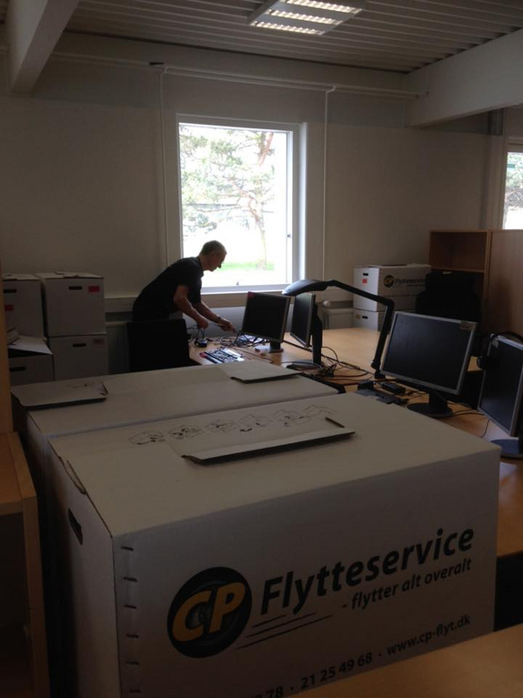 Flytning-af-kontor-moebler-elektronik-flyttefirma