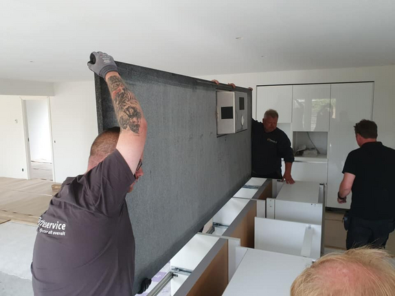 flytning-af-350-kg-tungt-granit-bordplade